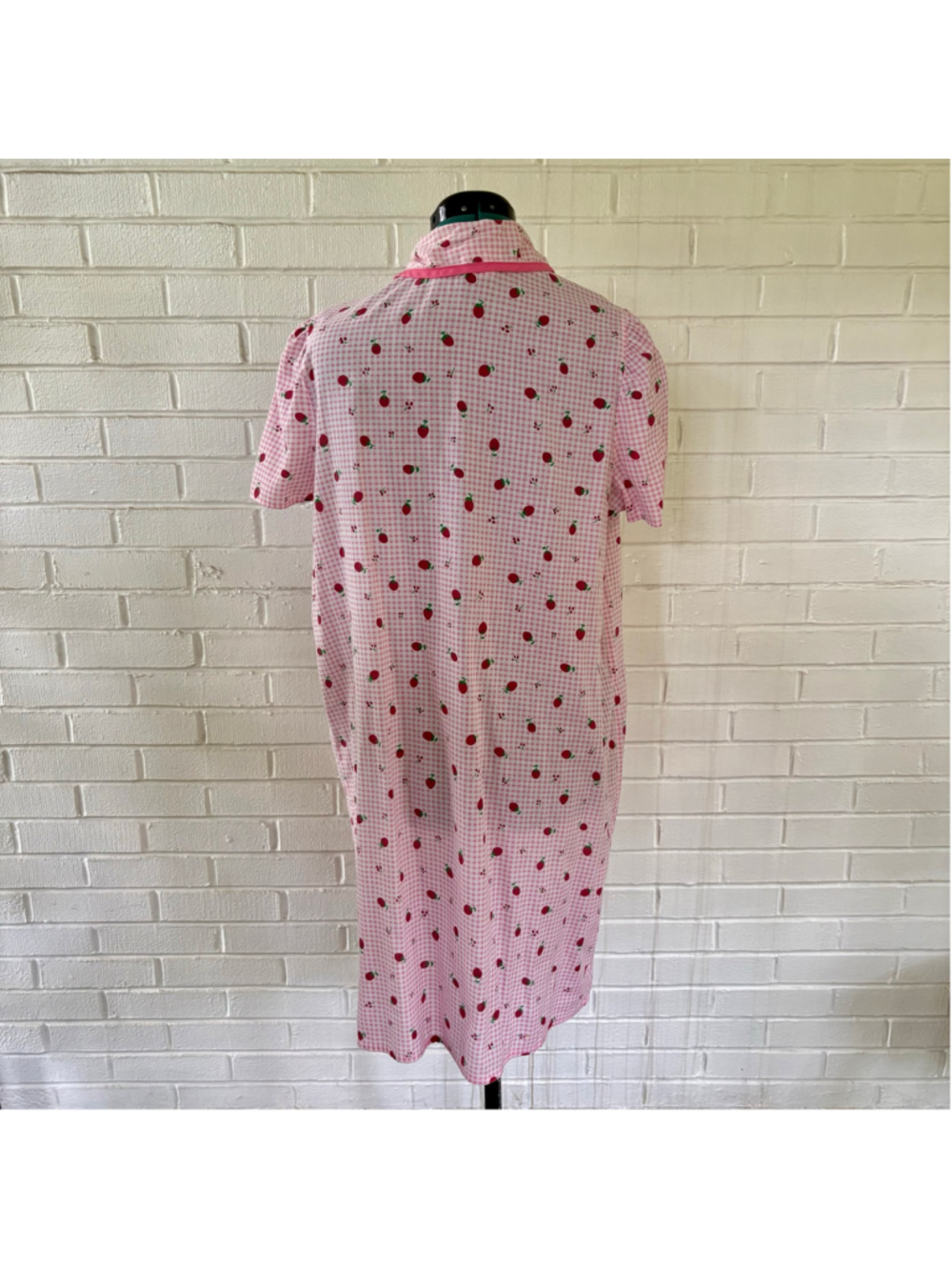 Vintage 70s pink strawberry print house dress - Picture 2 of 5